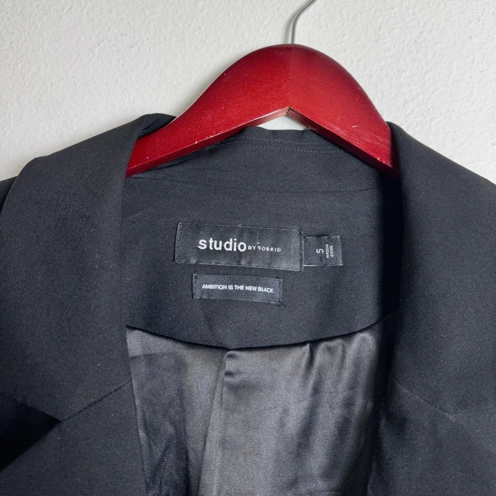 Torrid black Studio Refined Crepe Cropped Blazer jacket 5x - Picture 4 of 7